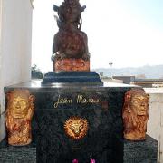 La très étonnante tombe de Jean Marais 